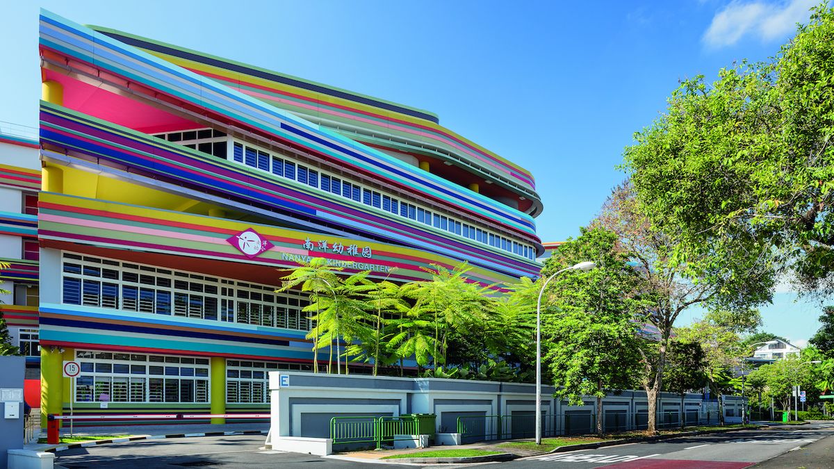 Architekti proměnili nudnou budovu školy a školky v inspirativní přehlídku barev